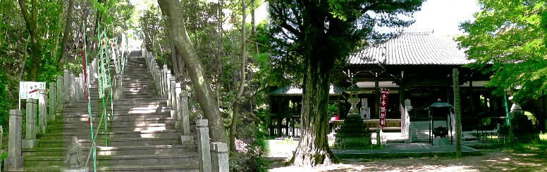千手観音堂（右）。孝徳天皇の勅願寺として６５４年に七堂伽藍を創建。本尊千手観音は日本武尊の 御神魂の作と伝えられ、県下最古の霊刹であります。