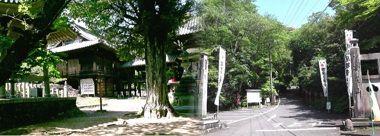 寂光院本堂（左）。寂光院登り口（右）。
