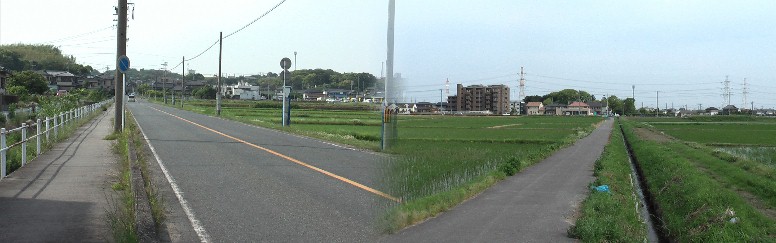 市消防本部裏から東（八幡社、遠くの森）、西（鹿島神社）方面の街道を見る。