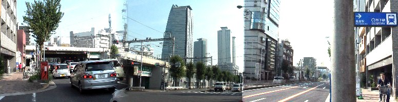 駅階段を地上に出ると真っ先に目に入る名古屋駅前の超高層ビル群(中)。 左は東南、名古屋駅~伏見方面。右は西、本陣~中村公園方面を撮る。 亀島駅