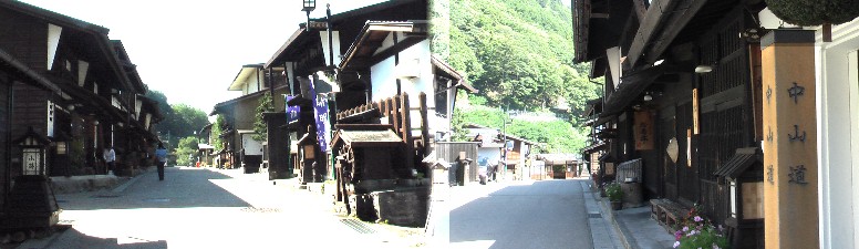 休憩所の前から「上の段」と呼ばれる江戸時代を彷彿させる福島宿の町家が並んでいます２．