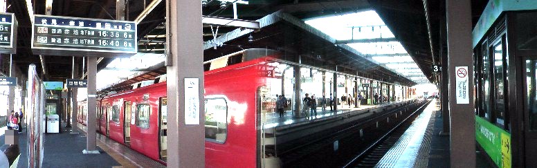 上小田井駅の2，3番ホームが市営地下鉄（写真右）、1，4番が名鉄犬山線となっています。 発車を待つ３番線の赤池行き電車（左）。またこの駅で相互乗り入れが行われています。
