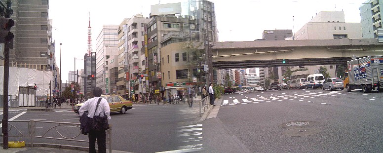 金杉橋北交差点(右)と大門交差点から見る東京タワー。