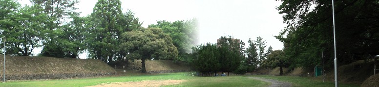 城跡内部は芝生を植えた公園の感じで城の痕跡は全くありません。ただ土塁を保護するための 禁止札がロープと共に張りめぐらされています。