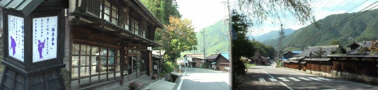 旧旅籠の柏屋（左）と付近の町並み。
