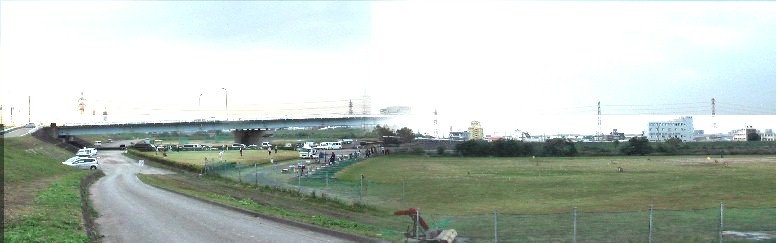 勝川の渡し(庄内川)跡の現在風景。左:勝川橋。右は対岸春日井市方面を撮る。 槙ケ根から武並合流点