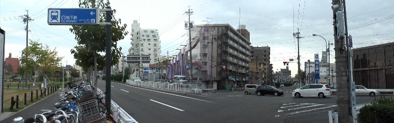 左は駅前から東、いりなか~八事方面。右は駅前から西、御器所~鶴舞方面を撮る。 川名駅
