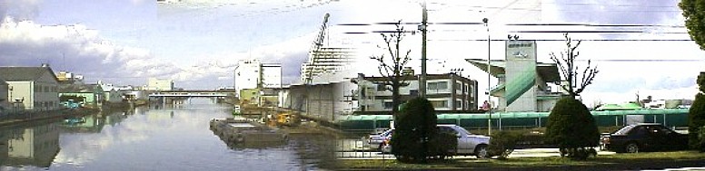 名古屋競馬場東側(右)と東海橋から中川運河北方面を撮る。競馬場は駅から東へ約500メートル。 左は中川運河名古屋港から今は無い笹島貨物駅まで延長約8キロ (枝の小運河は別)、堀川と共に 名古屋発展の原動力となった水路でその役目は終わったかの