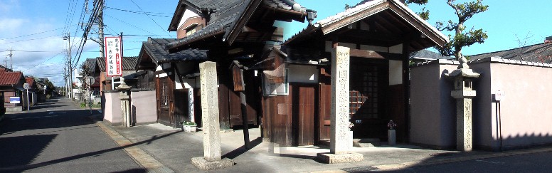 亀翁寺と門前の「国宝木造虚空菩薩坐像」のお堂。 亀翁寺