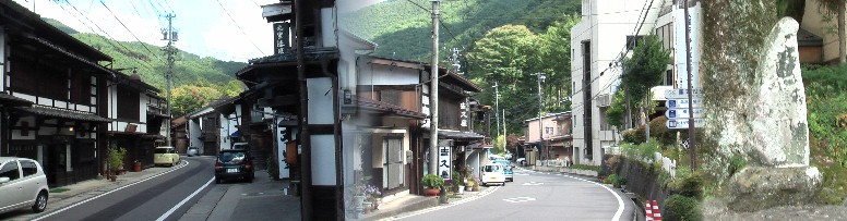 右端は楢川支所前の芭蕉句碑「送られつおくりつはてハ木曽の秋」。左２枚は木曽平沢の町並み１。