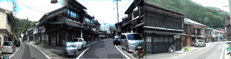 写真３枚とも木曽平沢の町並み２。この町並みで印象的なのは隣家との境に空地（三角形）を 造り（アガモチという）建てられている。参照：中山道・守山宿にも 「稲妻型屋敷割りの道」 として現存しています。更に大都市の専門問屋が軒を並べる風景にも似た