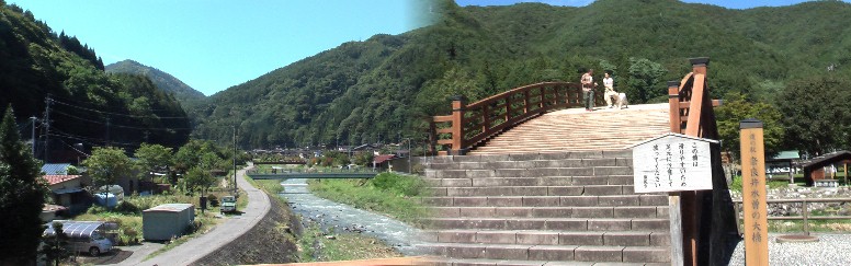 奈良井川（左）に架かる木曾の大橋。奈良井川は北へ流れて日本海へ。鳥居峠は 太平洋へ流れる木曽川との分水嶺です。