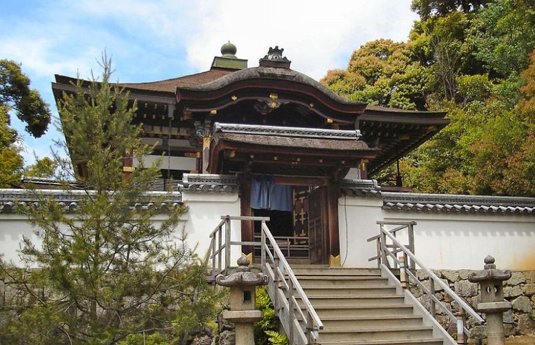 ウィキメディア・コモンズ経由で・高台寺庭園、観月台、開山堂、霊屋(奥) ウィキメディア・コモンズ経由で・高台寺方丈前庭、勅使門 ウィキメディア・コモンズ経由で・高台寺開山堂 ウィキメディア・コモンズ経由で高台寺霊屋(おたまや)。 クリエイテ