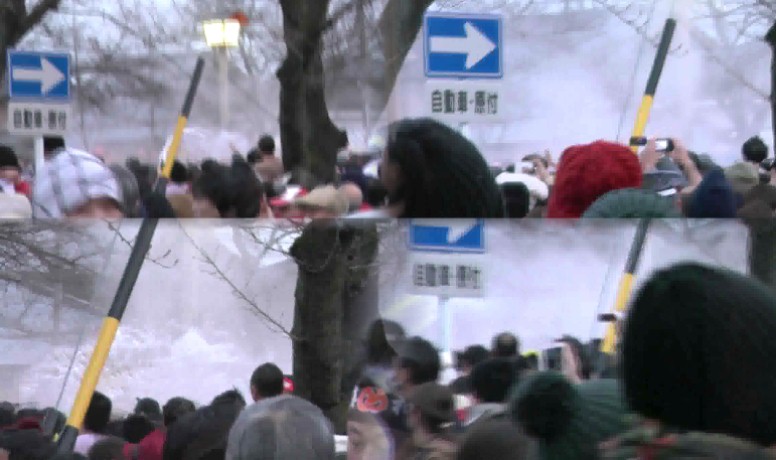 国府宮はだか祭り表（南）参道にて４点。祭りの神男に触れて厄をはらう神事を前に ウオーミングアップするはだか男たちに桶から水を浴びせて発する水蒸気を撮る。