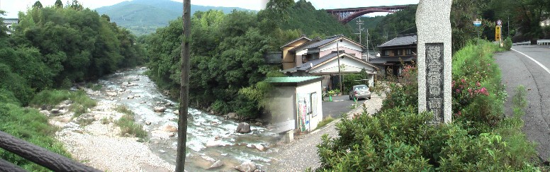 追分から落合宿に入る坂にありますがこの石碑のみです。往時は飯田道と合流し賑わいが見られた。 左は宿場横を流れる落合川。 高札場跡碑