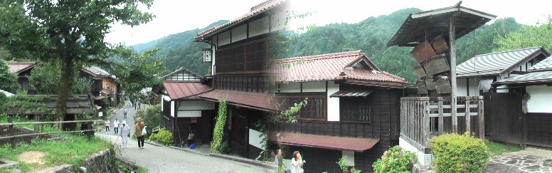 緩やかな下り坂の途中右側に建つ高札場（右）。高札場前の下り坂を過ぎると宿場へ入ります（左）。 高札場