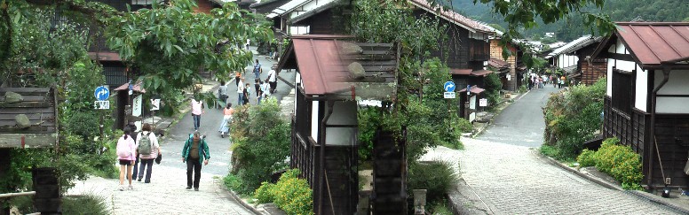 宿場の北の入り口付近の街道風景。