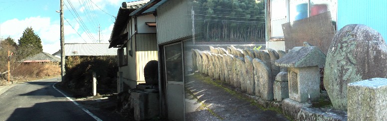 庚申塚（右）と庚申堂（左）。