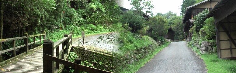 下り谷の木橋と付近の民家。両方とも馬籠峠方面を撮る。また下り谷集落には下り谷 一里塚跡があるはずですが、立場茶屋の管理人さんは往時の蛇抜け（土石流）で集落 と共に跡形無く流されたと教えて下さいました。