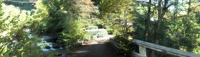 後日、野尻宿の帰り道に「中山道を歩く」案内書で場所を確認、下り谷一里塚跡を 訪ねましたがやはり見当たらず、橋（中）の上流、下流（左）の写真のみ撮りました