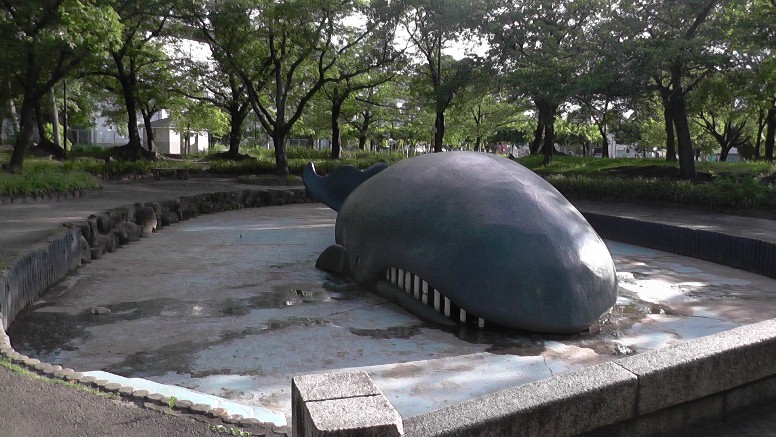 名鉄線道徳駅西の道徳公園内の鷲尾善吉翁頌徳碑。文政4年(1821)に道徳前新田を開拓した、 海西郡塩田村(現在の海部郡)の豪農鷲尾善吉の頌徳碑です。区内で最も広い新田でした。 海新田だったため、開拓当初は波による堤防の決壊や風水害に悩まされ