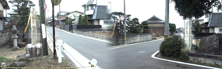 汲川原町にある両側の道路標識「従是東 神戸領」今の（鈴鹿市）と刻まれています。。