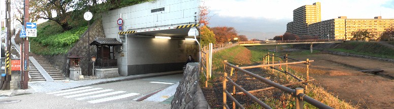 下記の石段を上がった付近の草津川。 左:草津宿の追分、右:上の堤防は天井川で知られる草津川 ウィキメディア・コモンズ経由で・草津追分。 草津宿の追分 右折するのが東海道、旧草津川のトンネルをくぐって直進するのが中山道。 クリエイティブ・コモ