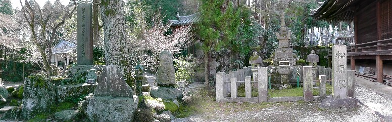 万徳寺境内の松原塚（右）と松原下総守広長の石碑（左）。