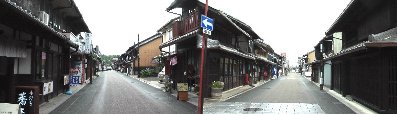 本町通りの街並み。左：犬山城方面。右：犬山口駅方面。