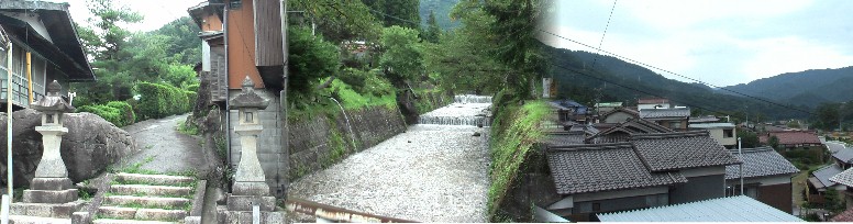 「蛇抜け」で知られる山の斜面に建つ宿場にはこんな川水路が何本も見られます（中）。 左は常夜灯、右は梨子沢橋付近から見た南木曽町。