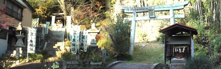 下街道に戻り東へ進むと耳ノ木神社（左）。御嶽神社（右）。 耳ノ木神社