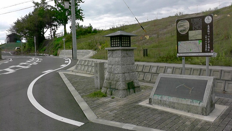 坂を下り右折する角に美濃路の立派な新しいモニュメントが完成しました。 説明板。