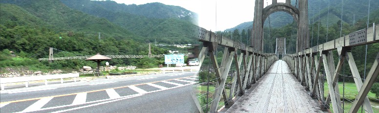 桃介橋と対岸(国道１９号線)から見る桃介橋