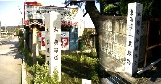 赤坂宿から西の藤川宿までの間にこの本宿がある。 ５３次には指定されませんでしたが、旧東海道はこ の本宿（もとじゅく）から赤坂、御油、国府、吉田 まで続く街道は昔ながらの格子作りの建物が散見さ れてこの地区の賑わいが偲ばれる。写真は右に入っ 
