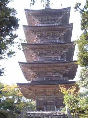 妙成寺(寿福院の菩提寺でもあります)五重塔 妙成寺は北陸における日蓮宗の本山です。700有余年前の永仁2年(1294) 日蓮聖人の弟子日像聖人の建立とされる。今の重要文化財10棟(昭和25年以前は国宝)に 指定されておるものは、加賀前田家初