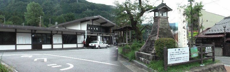 今回は南木曽駅(なぎそえき,左)から馬籠峠下の男滝・女滝までバスで行き、そこから妻籠宿まで歩く 予定ですが発車まで２時間を利用して三留野宿の前半を訪ね後半は次回馬籠峠から馬 籠宿まで下る予定でその時後半をリポートします。写真右は駅前の宿場ポ