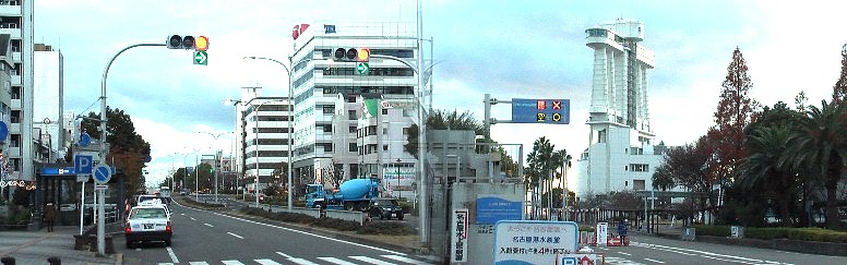 左は名古屋港駅前から北、築地口~金山方面。右は終点駅からガーデン埠頭(南極船ふじ)方面を撮る。