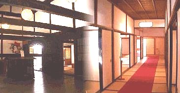左は本陣内部。右は資料館と高札場。