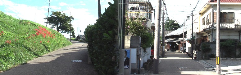 岩倉街道が枇杷島方面から中小田井地区に入る坂道（左）。昔は枇杷島市場へ農産物を運ぶ この坂に大変苦労したようでした。右は願王寺前から北の街並みを見る。