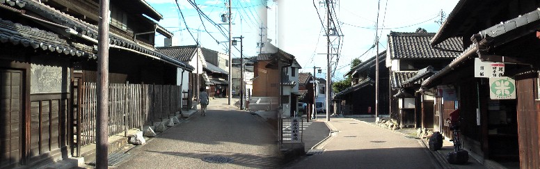 中小田井街並み保存地区の風景。ここも電柱が目障りです。