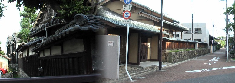 中小田井街並み保存地区の風景。壁、木製の塀など老朽が目立ちます。