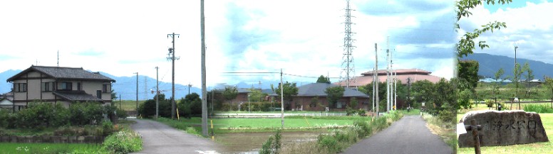 巣南中学校から鷺田橋ふもとの間(左、中)中山道の風景(両側は今でも田んぼ道)。 水屋つくりの高い石垣が目立つ輪中の街道です。右端は大月浄水公園のモニュメント。 大月浄水公園