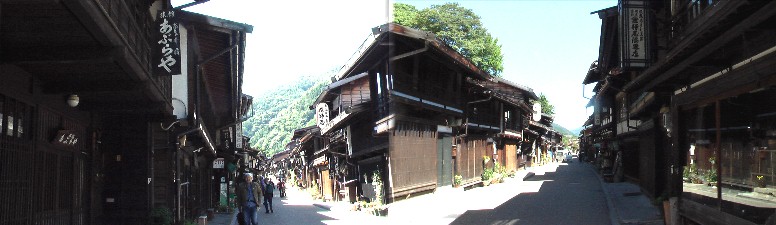 町並みを見た瞬間、江戸時代の絵画を思い出しましたが何か違和感、そうだ行き交う人の 服装が江戸時代とは全く違うのだ。そんな中山道の奈良井宿を以下に紹介いたします。北 から順に掲載します。