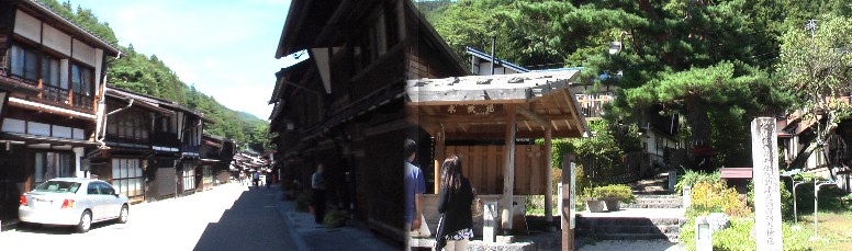 奈良井宿の町並み４。右は水場。