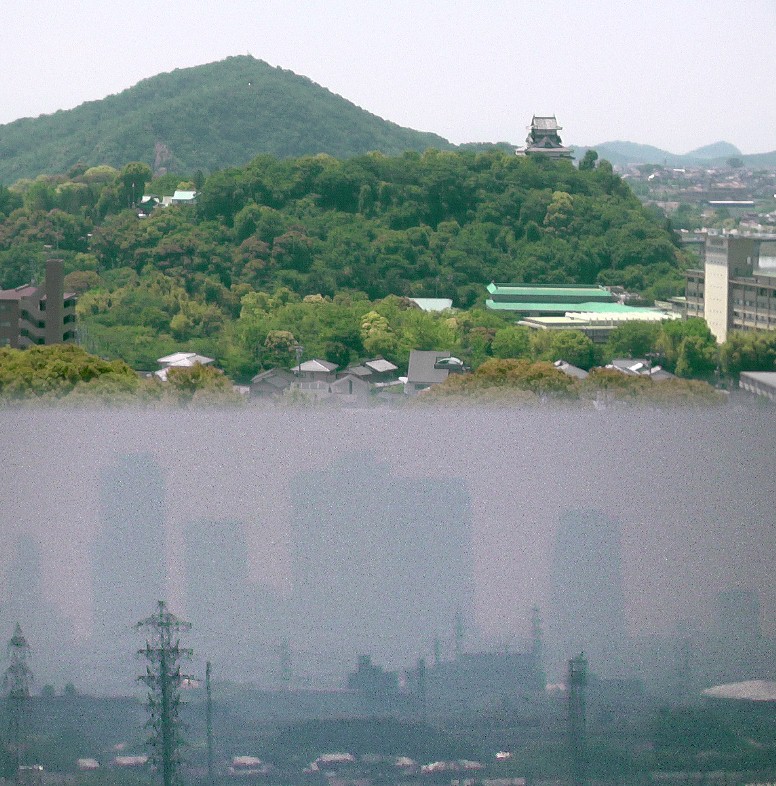 下は本堂前から名古屋駅前超高層ビル群を撮ったつもり（薄黒いシルエット）。
