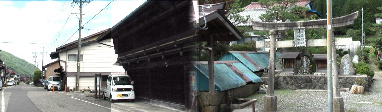 深沢家住宅前の街道（左）と近くの秋葉神社・津島神社と掲げられた鳥居と道祖神の石碑が立つ ミニ神社です。背丈６０～７０ｃｍくらい。