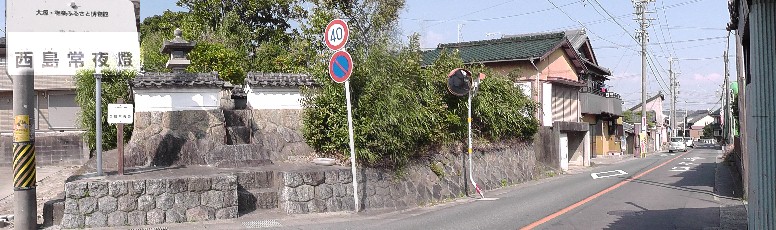 西島常夜灯と付近の町並み。