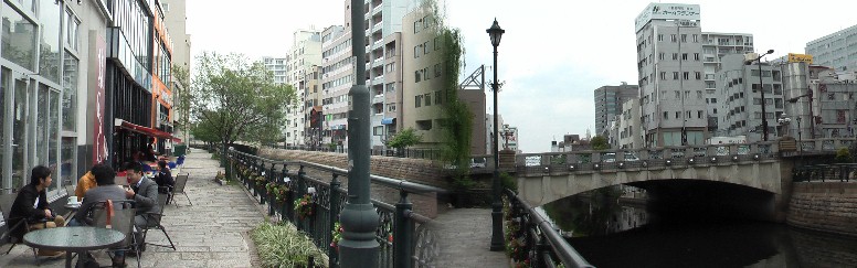 右：錦橋。左：納屋橋たもとのレストラン。