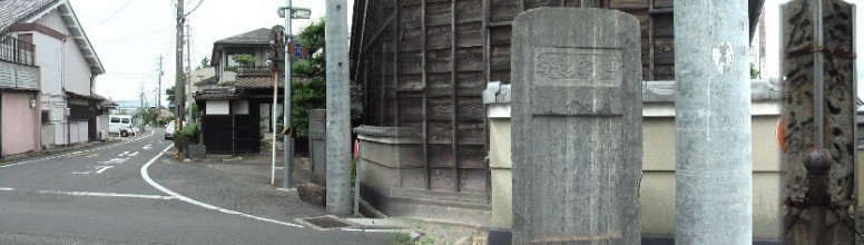 右の道標は元この場所にあったものですが破損と道路事情からすぐ南の長光寺門前に移された。 左「京都」、右「ぎふ」と彫られている。中は「四ツ家追分」の記念碑と鎌倉街道下津方面を写す（左） 四ツ家追分