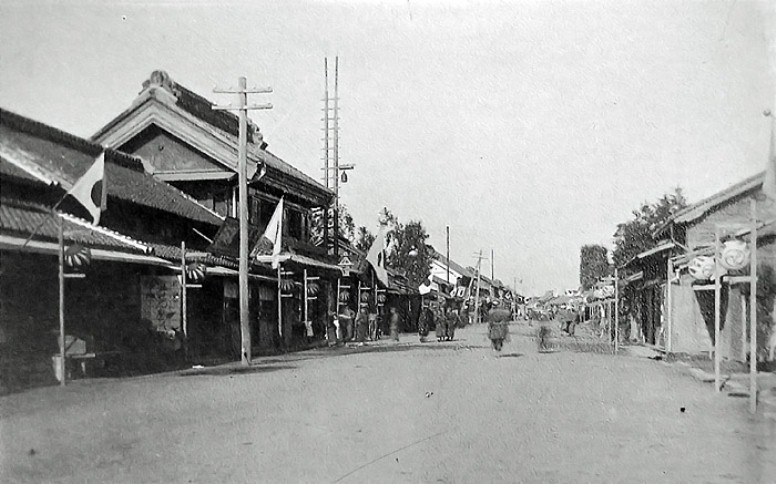 立花町（現在の南町）の中山道の町並み（1907年頃）。 クリエイティブ・コモンズ 表示-継承ライセンスの下で利用可能です